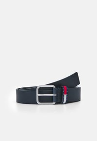 Cinturón de cuero azul marino con hebilla en tono plateado, con un acento a rayas en rojo, blanco y azul cerca de la hebilla, textura suave.