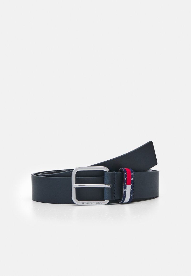 Cinturón de cuero azul marino con hebilla en tono plateado, con un acento a rayas en rojo, blanco y azul cerca de la hebilla, textura suave.