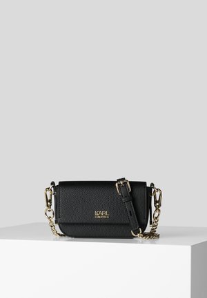 Sac bandoulière en cuir noir texturé avec une sangle chaîne dorée et le logo KARL LAGERFELD à l'avant, exposé sur une surface blanche.