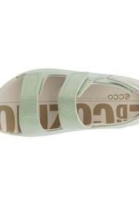 Grüne synthetische Sandale mit drei verstellbaren Riemen, glatter Oberfläche und gepolstertem beigen Fußbett. Logo auf der Innensohle bedruckt.