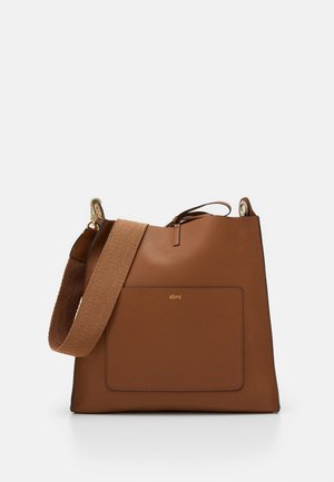 Hnědá kožená kabelka přes rameno se širokým tkaným popruhem a přední kapsou s raženým logem "abro" ve zlatém písmu.