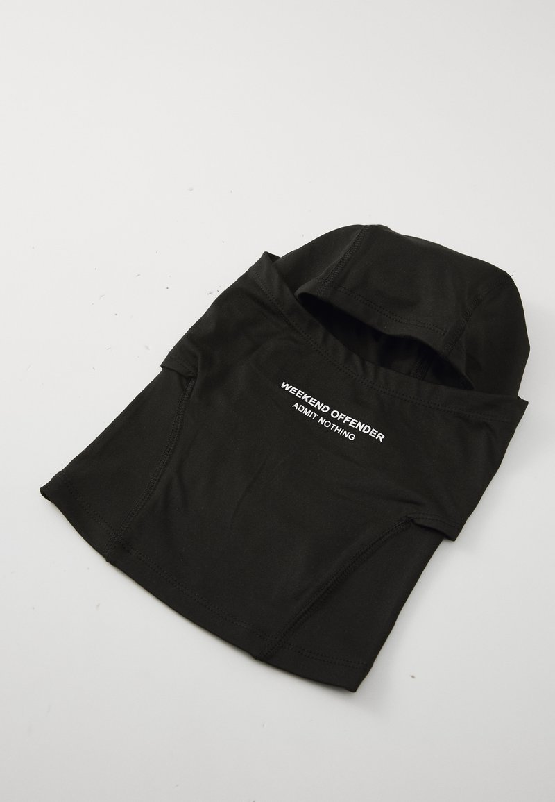 Zwarte capuchonklede met een zachte, rekbare textuur. Bevat witte tekst "WEEKEND OFFENDER" en "ADMIT NOTHING". Ontworpen met minimalistische lijnen.