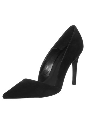 Zwarte suède hoge hakpumps met een spitse neus, slanke silhoeette en een dunne stilettohak. Gladde textuur met minimale details.
