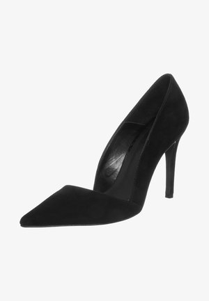 Escarpin en daim noir à talon haut avec un bout pointu, une silhouette épurée et un talon aiguille fin. Texture lisse avec un minimum de détails.