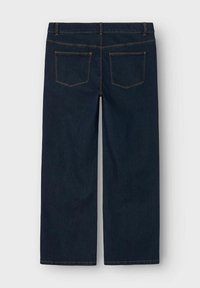 Mörkblå denimbyxor med rak bendesign, som har två bakfickor, gula sömmar och en slät, robust textur.