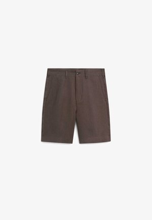 Brune knee-length herreshorts med knaplukning foran, lynlås, bæltestropper og sidelommer på hvid baggrund.