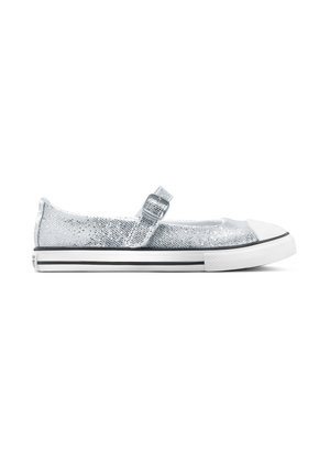 Chaussure à enfiler en maille argentée avec une semelle en caoutchouc blanc, des rayures noires, et une sangle en boucle sur le dessus. Design à bout rond.