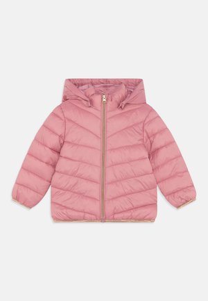 Veste enfant matelassée rose avec capuche, fermeture éclair à l'avant et poignets élastiques, conçue pour la chaleur et le confort.