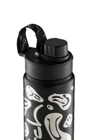 Botella de agua negra con patrones abstractos plateados, tapa de rosca negra y un asa de tela para facilitar el transporte.