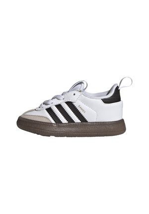 Hvid og sort Adidas Samba sneakers med brun sål, sort hælkappe, snørelukning foran og "SAMBA" tekst på sidepanelet.