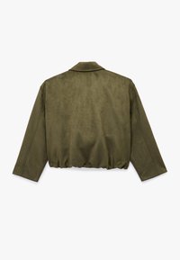 Chaqueta corta verde oliva en tejido suave y liso con cuello y dobladillo elástico. Presenta mangas largas y rectas con un diseño minimalista.