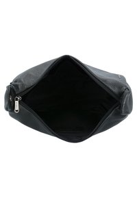 Borsa in pelle nera con superficie testurizzata, chiusura con zip e un interno spazioso, dotata di fodera in tessuto scuro e un branding discreto.