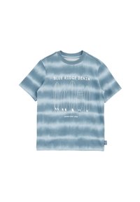 Mėlynos spalvos tamsių ir šviesių atspalvių marškiniai su raštu, kuriuose yra baltos spalvos atspausdintos banglenčių grafikos ir užrašai "BLUE RIDGE DENIM" bei "ISLAND SURF CREW."
