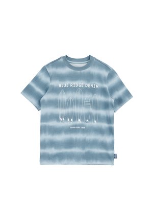 Niebieska koszulka tie-dye w odcieniach niebieskiego, z białymi nadrukowanymi grafikami desek surfingowych oraz tekstem "BLUE RIDGE DENIM" i "ISLAND SURF CREW."
