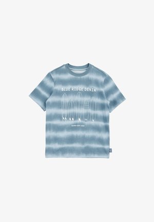Modrá tričko s tie-dye dizajnom v odtieňoch modrej, s bielymi potlačami surfových dosiek a textom "BLUE RIDGE DENIM" a "ISLAND SURF CREW."