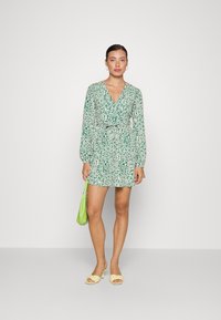 Glamorous LONG SLEEVE WRAP DRESS WITH V NECK - Vestido de dia - green cream leopard