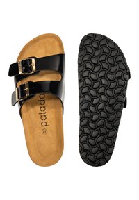 Svarta lackläder slidesandaler med två justerbara spännen, korkinlägg och en texturerad gummisula med vågiga mönster.