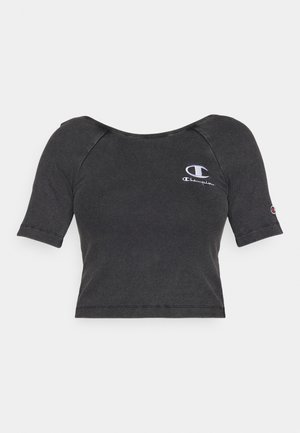 Mustat ribbitekniikalla valmistetut lyhythihaiset lyhythihaiset crop-topit, joissa on pyöreä kaula-aukko ja valkoinen brodeerattu logo vasemmassa rinnassa ja hihassa.