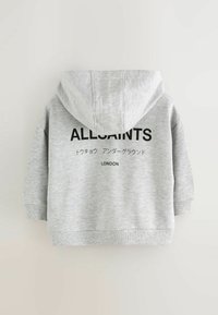 Felpa con cappuccio grigia chiara con testo nero "ALLSAINTS," caratteri giapponesi e "LONDON" stampati sul retro.