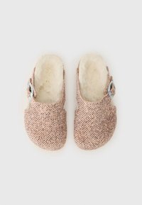 Rosa textilträskor med en fluffig insida, med en texturerad utsida och en spänne i silverfärgad ton på sidan. Öppen bakdesign.