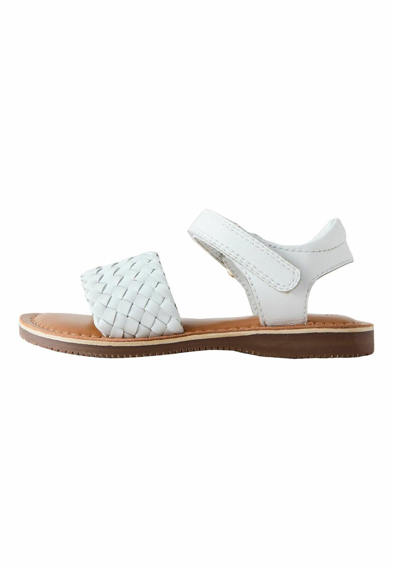 Sandale blanche tissée à enfiler avec une semelle intérieure rembourrée, une bride réglable et une semelle marron. Caractéristiques : partie supérieure texturée et accents en cuir lisse.