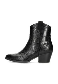 Botines negros de cuero con estampado de cocodrilo, con punta afilada y un tacón bajo en bloque. Incluyen una lengüeta en la parte posterior para facilitar su puesta.