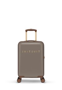 Een strakke, taupekleurige koffer met vier wielen en een uitschuifbare handgreep, met de merknaam "SUITSUIT" in gouden letters aan de voorkant.