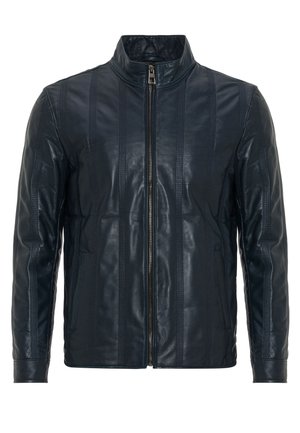 Schwarze Lederjacke mit vertikalen Steppnähten, Frontreißverschluss, Stehkragen, langen Ärmeln und seitlichen Taschen.