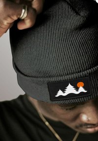 Neverless MIT PATCH BÄUME - Beanie - dunkelgrau