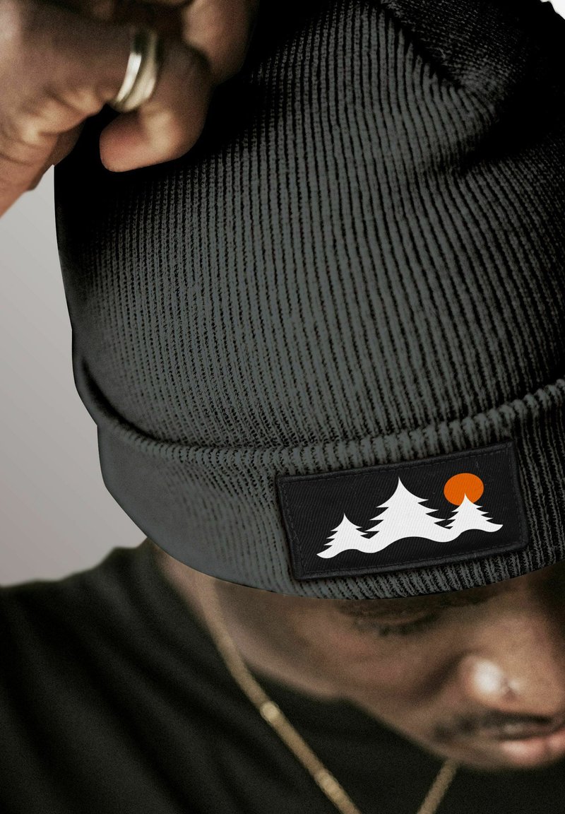 Neverless MIT PATCH BÄUME - Beanie - dunkelgrau