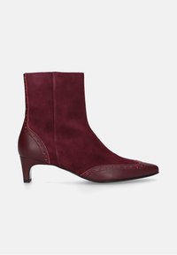 Bordeaux enkellaarsjes met een puntige neus, suède bovenwerk, leren accenten en decoratieve stiksels langs de randen. Hoogte van de hak is 5 centimeter.