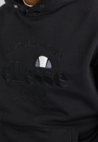 Felpa nera con cappuccio con dettaglio logo strutturato, caratterizzata da elementi ricamati e stampati in varie tonalità di nero e grigio.