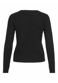 Suéter negro de manga larga con un escote en forma de barco y una silueta ajustada. La textura es suave, mostrando acanalados verticales en toda su extensión.