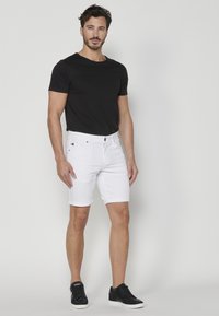 Koroshi BERMUDA STRETCH REGULAR COLORS BERMUDA STRET - Jeansshorts - blanco