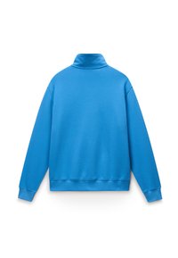 Μπλε πουλόβερ με μακριά μανίκια, ψηλό γιακά, ριμπ μανσέτες και τελείωμα, εμφανίζεται από πίσω σε λευκό φόντο.