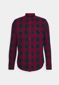 Rød og marineblå ternet skjorte med lange ærmer lavet af flannel, med knaplukning foran, to brystlommer og klassisk krave.