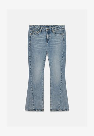 Jean en denim bleu clair avec une légère évasement, fermeture devant par bouton et zip, et poches avant sur un fond uni.