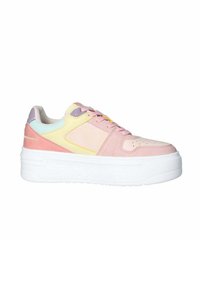 Sneaker rosa e giallo pastello con un design a strati, materiali in suede e pelle texture, suola piattaforma bianca e accenti in colori bloccati.