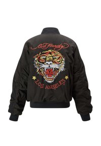 Svart bomberjacka med en stor broderad tiger på ryggen, med röda och gula accenter, samt texten "Ed Hardy Los Angeles".