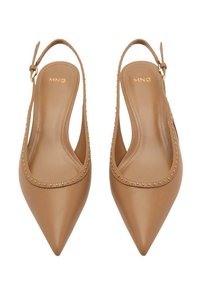 Zapatos de salón color marrón con tiras al tobillo y punta afilada. Presentan una textura de piel suave y un ribete con tachuelas alrededor de la abertura. Correa ajustable en el tobillo.