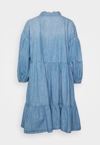 Abito in denim azzurro chiaro con gonna a strati gather, maniche lunghe a sbuffo e collo arricciato. Texture liscia con sottili strisce verticali.