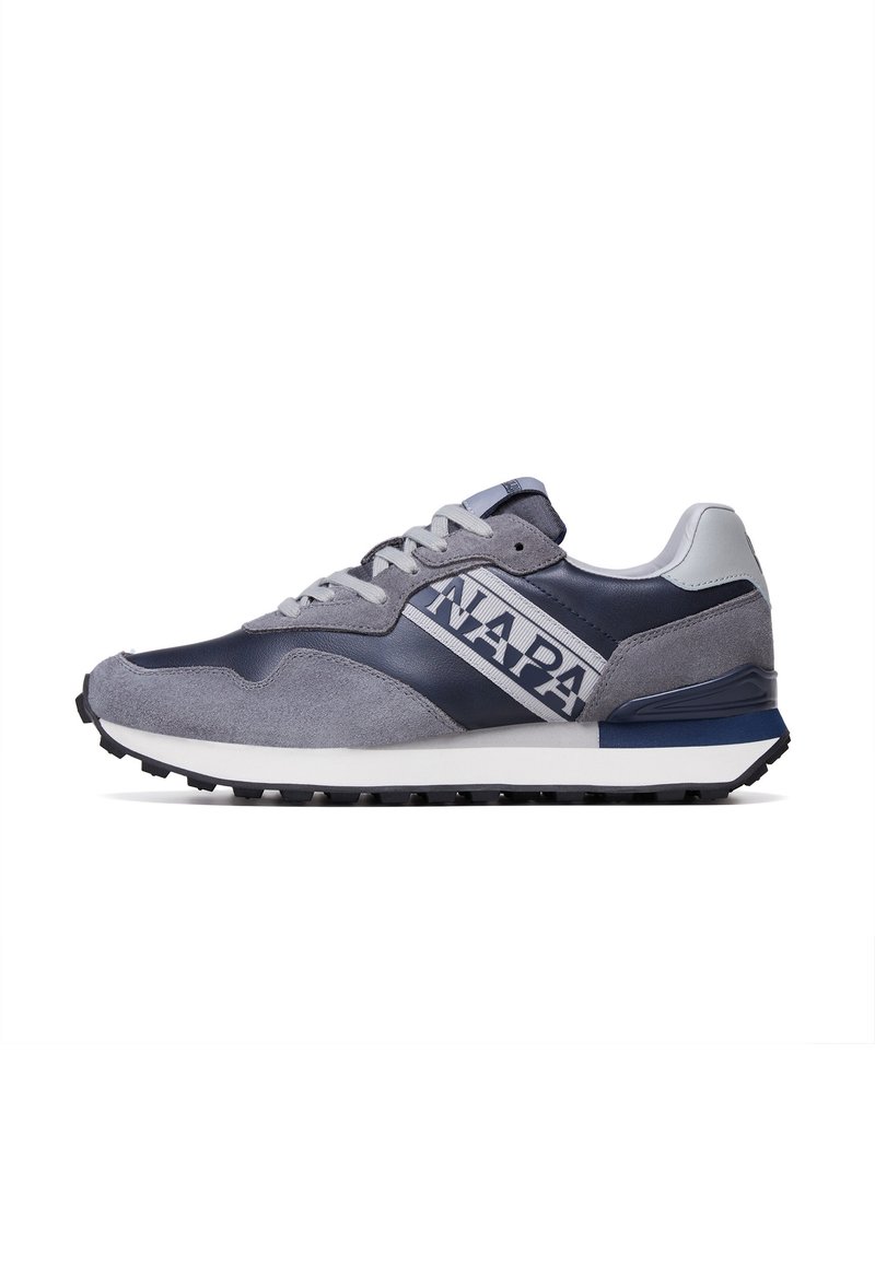 Grau und marineblaue Sneaker mit Wildleder- und Lederpaneelen, auf der Seite mit "NAPAPIJRI" markiert, weißer Zwischensohle und schwarzem Profilsohle.