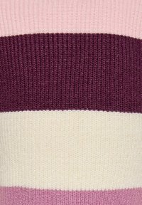 Maglione lavorato a maglia con righe orizzontali in rosa chiaro, viola scuro e crema. Tessuto morbido con una trama di media densità.