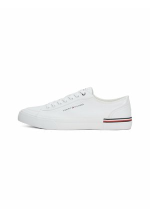 Białe płócienne sneakersy z okrągłym noskiem, sześcioma oczkami do sznurowania, z logo marki i paskowanym akcentem po boku podeszwy.