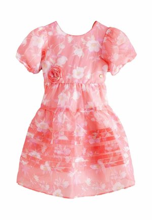 Rochie roz cu imprimeu floral, cu manșete scurte și pufoase, design cu volane suprapuse, material cu un overlay transparent și un accent decorativ sub formă de floare la talie.