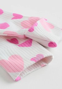 Biały prążkowany materiał z dużymi różowymi sercami. Wzór zawiera różne odcienie różu i miękką teksturę. Krawędzie są starannie wykończone.