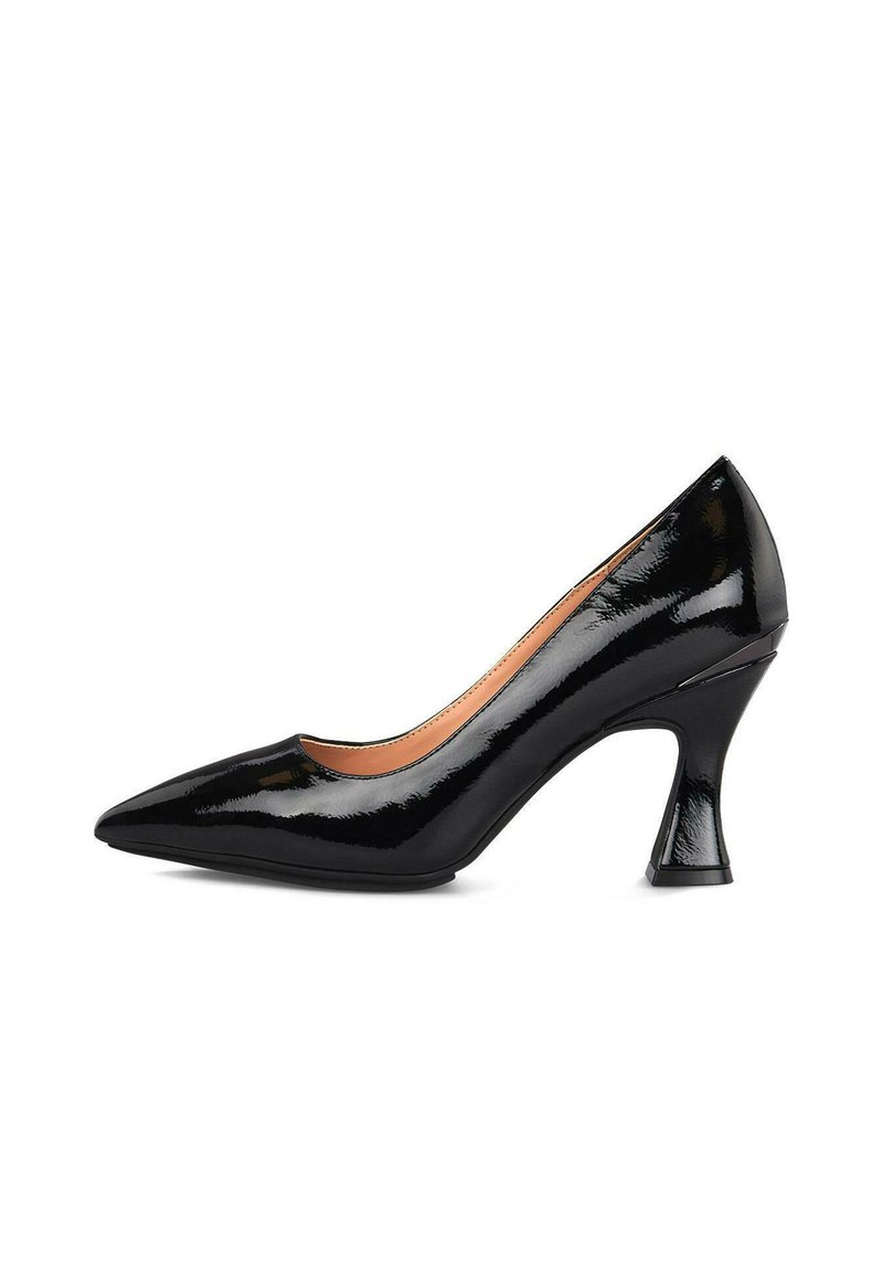 Zapatos de tacón en charol negro con punta afilada, tacón medio en bloque con curva y lados de corte bajo.