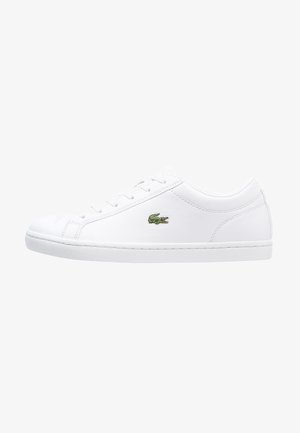 Zapatilla deportiva baja de cuero blanco con cierre de cordones y logo de cocodrilo verde en el lateral, suela plana blanca y detalles mínimos de costura.