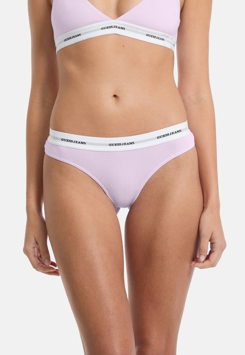 Lilac katoenmix bikini set met een V-hals bralette en bijpassende slip. Beide hebben witte elastische banden met 'GUESS JEANS' in zwarte tekst.