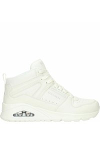 Białe sneakersy za kostkę z teksturowanej syntetycznej górnej części, wyściełanym kołnierzem, sznurowanym przodem i widoczną poduszką powietrzną w podeszwie.